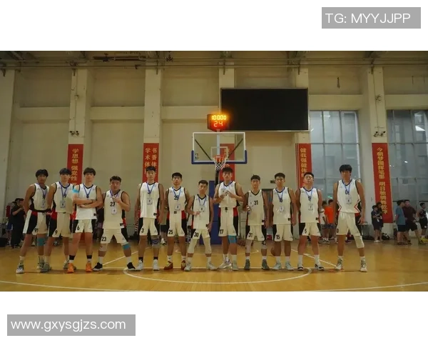 任骏飞带领球队奋勇拼搏展现篮球精神与团队力量的精彩瞬间
